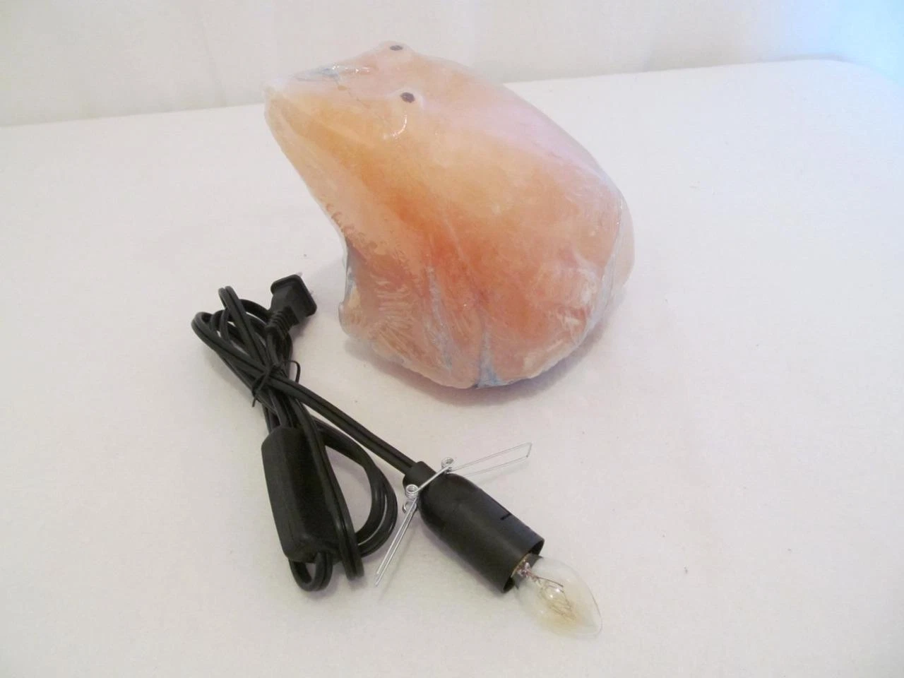 Frog salt lamp